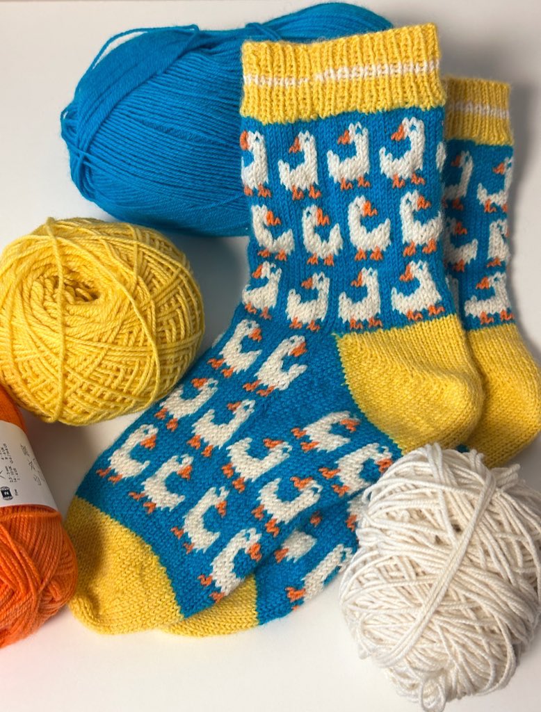 배색양말 또 완성했찌~ 🥰🥰🥰
🪿🪿🪿🪿🪿🪿🪿🪿🪿🪿🪿🪿🪿
🧶: 오팔 유니, 가잘 해피피트, 슬로우스텝
🪡: 고무단/메리야스 2.25mm, 배색 2.5 mm 치아오구