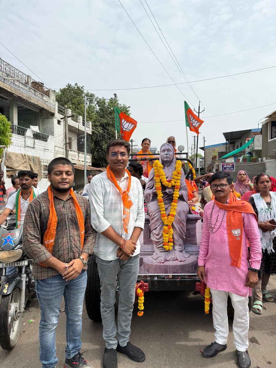 ThakorPrakash's tweet photo. નારી શક્તિ  #અહલ્યાદેવી_હોલકરજી ની #૩૦૦મી જન્મ જયંતી નિમિત્તે વોર્ડ નંબર ૬ ૭ ૮ મા રાખવામાં આવ્યો હતો.
#DEESABJP  દ્વારા શોભા યાત્રા નું આયોજન કરવામાં આવ્યું,  શહેર પ્રમુખ 
યુવા મોરચાના  હોદ્દેદારશ્રીઓ, કાર્યકર્તા મિત્રો, સમર્થકો,  હાજર રહ્યા, વંદે માતરમ, ભારત માતાકી જય. https://t.co/DyZ3VmN4l3