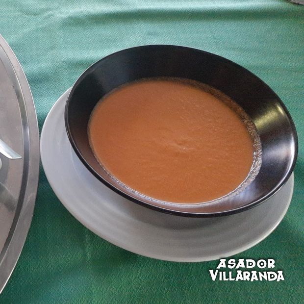 Villaranda_'s tweet photo. Con el calor, entre nuestros comensales sólo hay un rey: 👑🌞 el 𝗚𝗔𝗭𝗣𝗔𝗖𝗛𝗢 🍅🥒 A nosotros nos gusta prepararlo al estilo andaluz, con derivados frescos de la huerta: tomates, pepinos, pimientos verdes, cebollas y un poquito de ajo 🧄🧅 y servirlo bien frío con guarnición https://t.co/cG6gFU0RUo