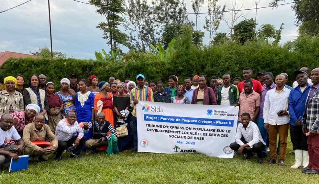À Kashusha, COGEP et communautés locales ont évalué ensemble la qualité des services d’eau lors d’une Tribune d’expression populaire. Mesures correctives prises sur 5 critères clés. Activité soutenue par le projet #PouvoirDeLEspaceCivique avec l’appui de #SIDA. #EauPourTous
