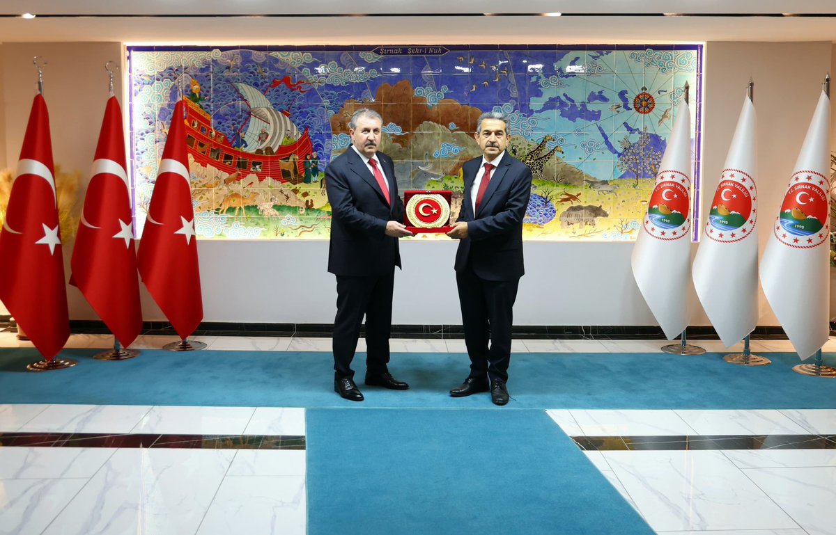Şırnak Valimiz Sayın Birol Ekici’yi ziyaret ettik.

Hz. Nuh’un duasıyla yoğrulmuş kadim şehrimiz Şırnak’ın sorunlarına ve çözüm yollarına dair verimli bir istişare gerçekleştirdik.

Nazik ev sahipliği ve misafirperverliği için kıymetli Valimize teşekkür eder, görevinde hayırlı ve