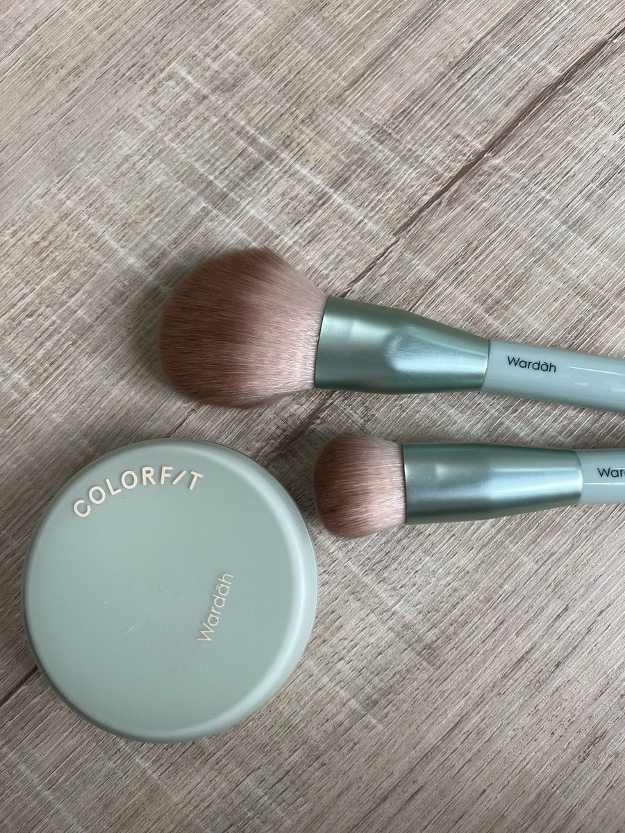 si hijau yang selalu ngebantu bikin makeup on point! udah ada coba halal brush ini?💚🌳

#WardahBrushTools #WardahMakeup