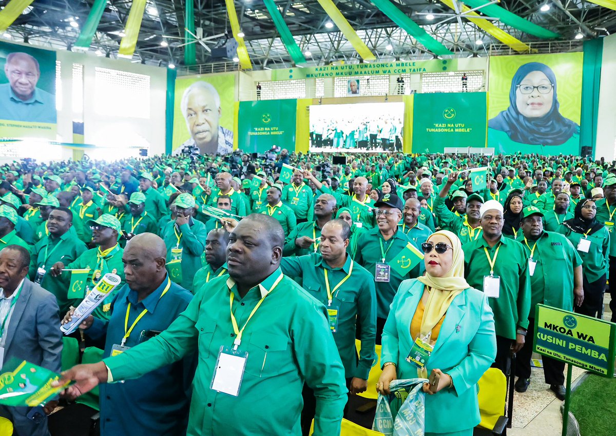 Wajumbe na waalikwa wa Mkutano Mkuu wa CCM Taifa wakishiriki na kufuatilia Mkutano Mkuu wa CCM Taifa leo Tarehe 29 Mei 2025 katika ukumbi wa Jakaya Kikwete Convention Center Jijini Dodoma.