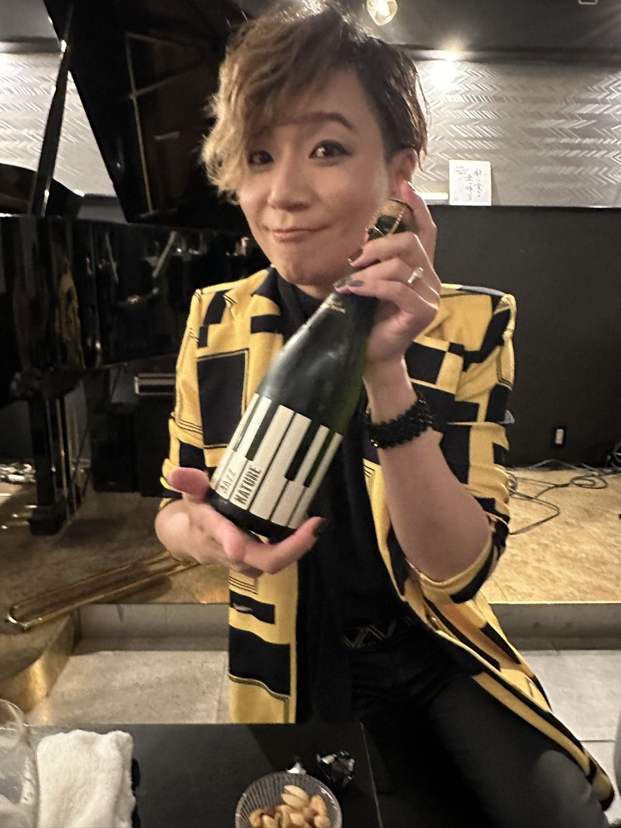 lilicoco0901's tweet photo. 今宵は神楽坂おむすび🍙ジャズ、最後のsasammyソロライブに来てます✨✨😘(お店には7月までいます〜✌️)
熱いライブが繰り広げられてる中、JAZZと言うスパークリング白ワイン、で🥂しました〜✨✨✨おいし〜🥂
sasammy沢山の💓💓💓をありがとう〜😭
#sasammz
#神楽坂おむすびジャズ https://t.co/ELjPneCaZM