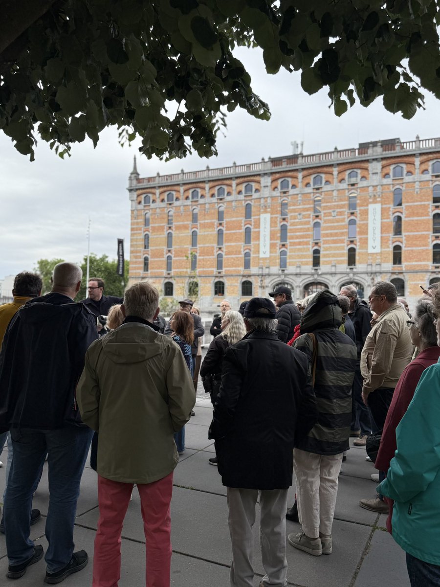 🚧 Visite de Tour &amp; Taxis et de ses nouveaux projets immobiliers avec Frédéric Ceulemans : patrimoine sauvé et sublimé, nouveau projet Lakeside : logements publics et privés, nouvelle école et parc…
Des questions, des idées pour le quartier ? Écrivez-nous ! 🌆 #Bruxelles