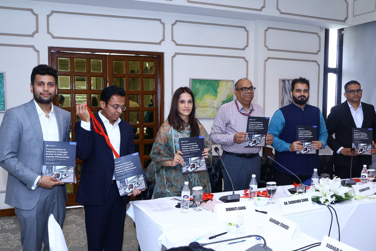 IEEFA_SouthAsia's tweet photo. On May 28, we hosted a roundtable in Delhi on making India’s EV industry financially sustainable.
Key takeaways:
⚡Shift from subsidies to ecosystem enablers
 💰Financing is the next frontier
 🎯Tailored policies needed 
Full report: https://t.co/FEqJB4cTQT https://t.co/NDV28YYvSb