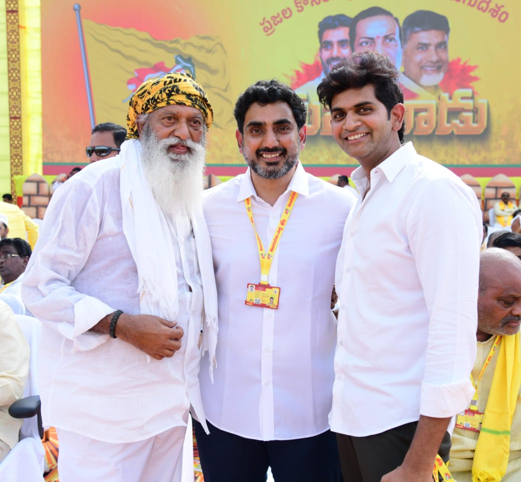 JCPRTDP's tweet image. మహానాడు పసుపు జాతర లో అధినేత @JaiTDP అధ్యక్షులు @ncbn, @naralokesh గారి ని కలిసి శాలువా తో బాబు గారి ని సత్కరించడం జరిగింది... @JCASHMITH 
#Mahanadu2025 #TeluguDesamParty #kadapa