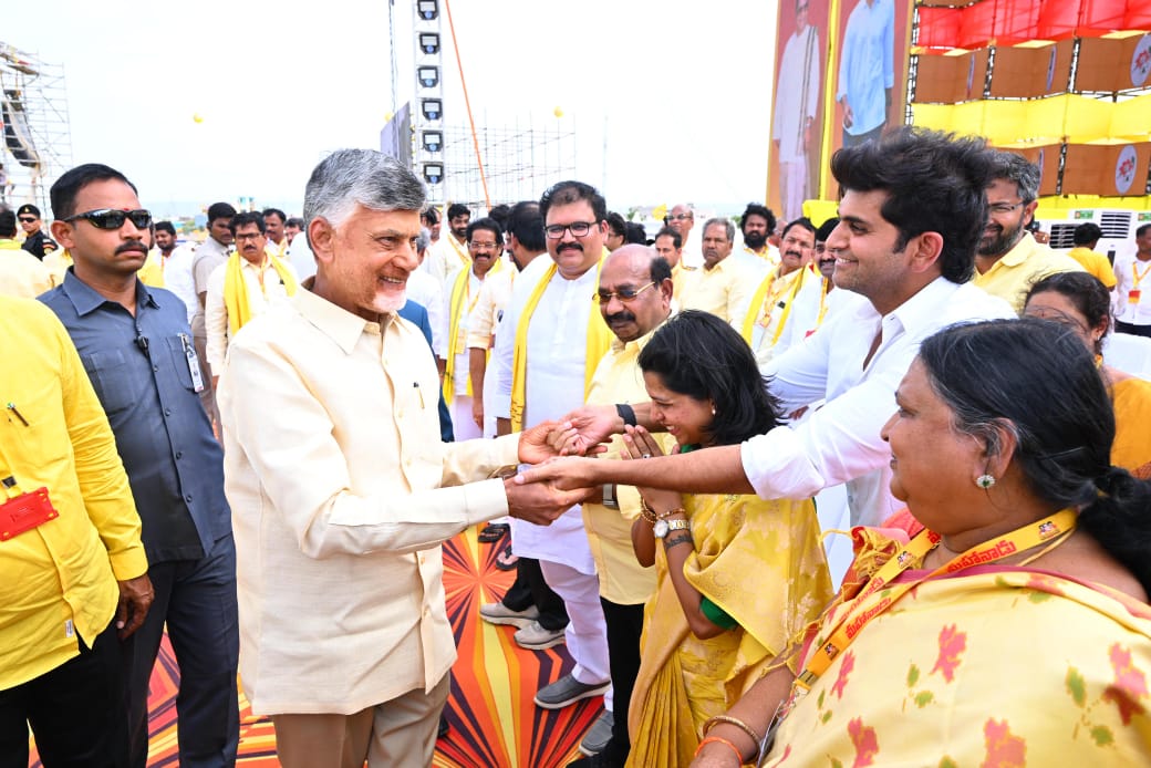 JCPRTDP's tweet image. మహానాడు పసుపు జాతర లో అధినేత @JaiTDP అధ్యక్షులు @ncbn, @naralokesh గారి ని కలిసి శాలువా తో బాబు గారి ని సత్కరించడం జరిగింది... @JCASHMITH 
#Mahanadu2025 #TeluguDesamParty #kadapa