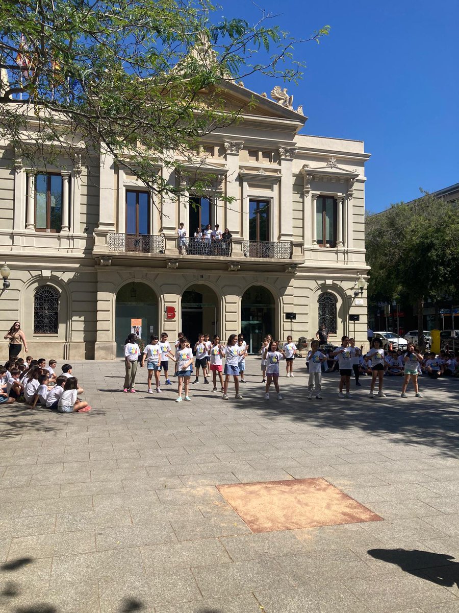 Visita a l'institut-escola Tres Fonts de les Corts

Avui, els infants del grup impulsor de Fora de Reserves han anat a conèixer l'obra d'art que tenen al Tres Fonts "Megàfon, pilota, enclusa" de Llic Baños i han gaudit d'una acció pública que han realitzat a una plaça del barri.