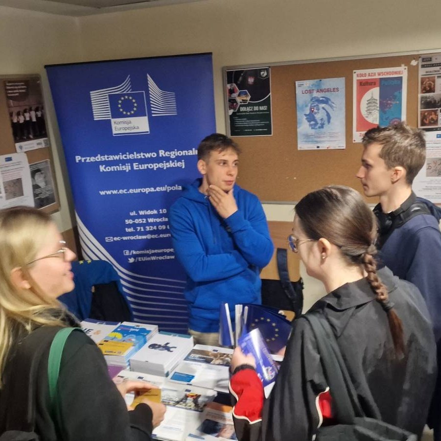 Komisja Europejska we Wrocławiu (@euinwroclaw) on Twitter photo Pozdrawiamy z Uniwersyteckiego Festiwalu Kariery na <a href="/uniwroc/">UNIWROC</a>. Dziękujęmy za odwiedzanie stoiska <a href="/PIUEwroclaw/">Punkt Informacyjny Unii Europejskiej</a> oraz za udział w prezentacji <a href="/Ola_Olsz/">Ola Hebda 🇵🇱🇪🇺</a> z Biura <a href="/Europarl_PL/">Parlament Europejski w Polsce</a> w Warszawie o stażach w Parlamencie Europejskim
Aplikuj do 31 maja → europa.eu/!43fQr8 Pozdrawiamy z Uniwersyteckiego Festiwalu Kariery na <a href="/uniwroc/">UNIWROC</a>. Dziękujęmy za odwiedzanie stoiska <a href="/PIUEwroclaw/">Punkt Informacyjny Unii Europejskiej</a> oraz za udział w prezentacji <a href="/Ola_Olsz/">Ola Hebda 🇵🇱🇪🇺</a> z Biura <a href="/Europarl_PL/">Parlament Europejski w Polsce</a> w Warszawie o stażach w Parlamencie Europejskim
Aplikuj do 31 maja → europa.eu/!43fQr8