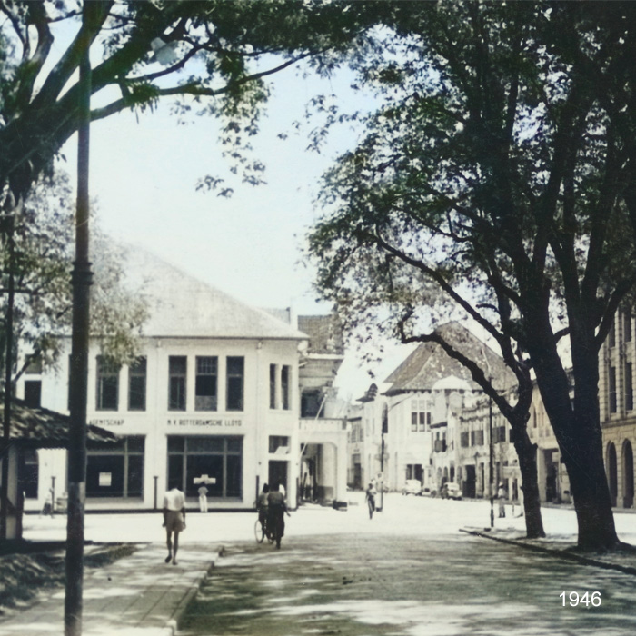 Gebouw links Agentschap N.V. Rotterdamsche Lloyd in Medan op Sumatra.