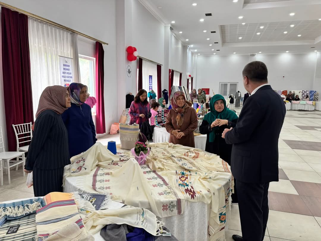 Burdur Belediye Başkanı Ali Orkun Ercengiz, Burdur belediyesinin ev sahipliğini yaptığı,Yıl sonu sergi kadın emeğinin göz nurunun sergilendiği yaşam boyu öğrenenen kadınları ziyaret etti.
<a href="/orkunercengiz/">A.Orkun Ercengiz🇹🇷</a> <a href="/ALSAY5/">ALİ SAY</a>