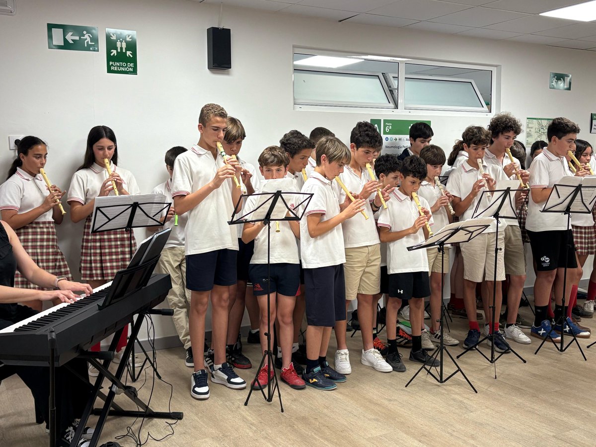 Hospital Virgen Macarena (@huvmacarena) on Twitter photo Hoy hemos recibido la especial visita del coro de <a href="/AlbertoMagno45/">Colegio San Alberto Magno</a> en el vestíbulo de la 6ª planta ¡Gracias por este día tan especial! 🫶
#HumanizAndalucía Hoy hemos recibido la especial visita del coro de <a href="/AlbertoMagno45/">Colegio San Alberto Magno</a> en el vestíbulo de la 6ª planta ¡Gracias por este día tan especial! 🫶
#HumanizAndalucía
