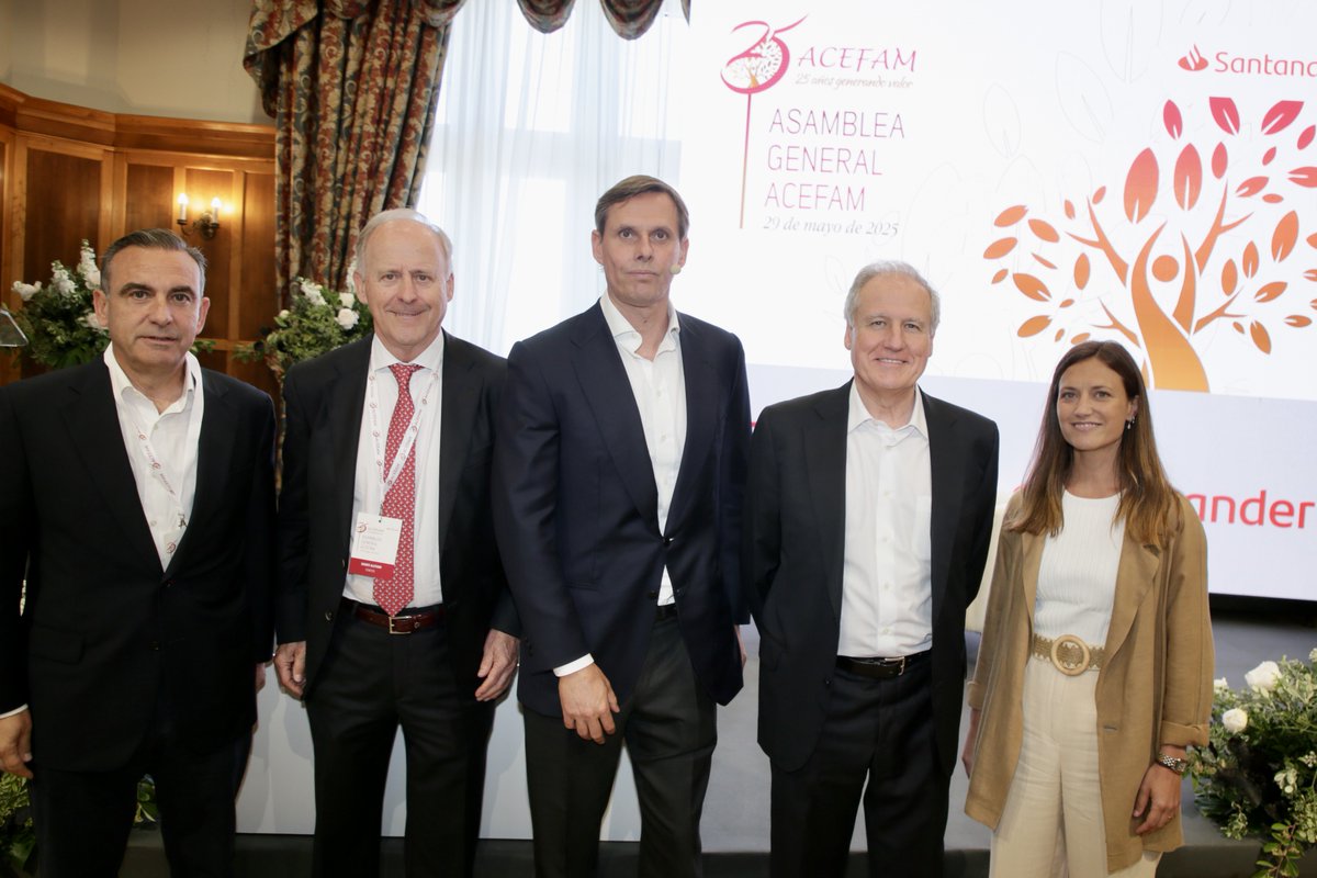 cantabriaes's tweet photo. ‼️Arasti inaugura la Asamblea General #ACEFAM, una cita “imprescindible” para reconocer la labor y el compromiso de las empresas familiares en la región
✔️En Cantabria representan el 92,1% del total, generan el 82,5% del empleo y aportan un 61,8% del PIBℹ️ https://t.co/Pnt92LCW37 https://t.co/BHYIzUAkgB