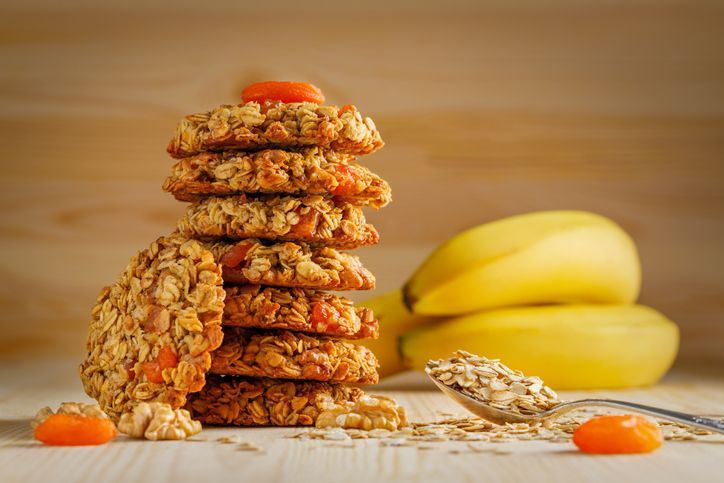 🍪 Celebrate #NationalBiscuitDay with these simple 3-ingredient Oat, Banana &amp; Apricot Biscuits!

A delicious, healthy snack and a good source of #fibre.

✨ Recipe by Kathy Lewis, R.Nutr:
worldshealthiestafternoontea.org.uk/biscuits/oat-b…

@afn_uk_ @bda_dietitians @the_nutrition_society
#HealthyBaking