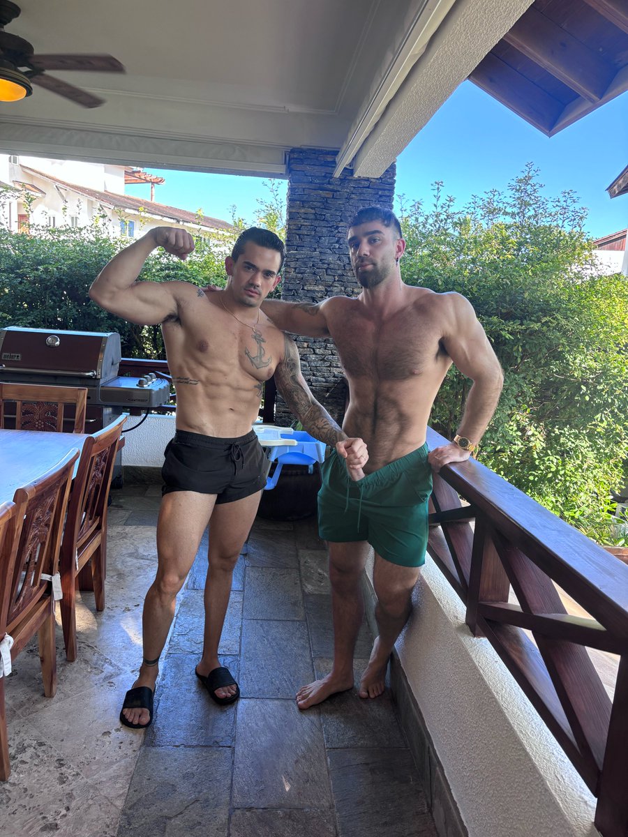 bttms say hi for our beach nudzys