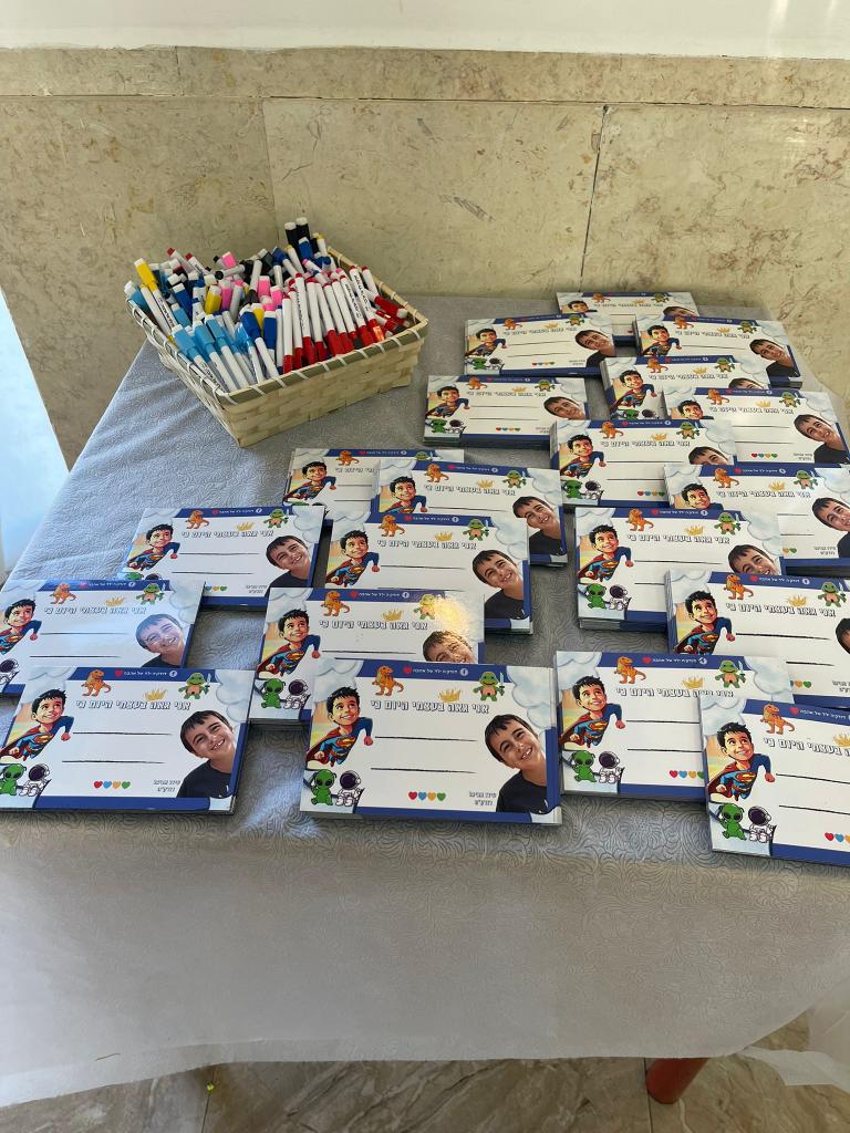 Shani_avigal's tweet image. היום שאחרי האזכרה
אמרתי לאבא שיום אחד נצטרך לחפש מניין לאזכרה שלך
כי יימאס לאנשים להגיע
תחילה ערכתי מעט שולחנות ובלחץ חברתי הגדלתי מעט.
התרגשתי להוסיף עוד ועוד שולחנות נוכח האנשים שהמשיכו להגיע.
זה עד כמה זה לא מובן מאליו עבורי!
סיפרתי לכולם שהאזכרה הייתה מהעיניים שלך.
היה אוכל…