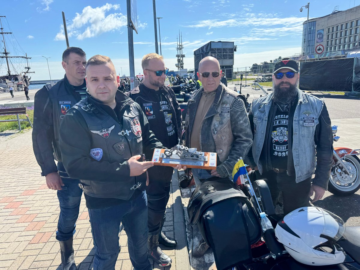 15 Giżycka Brygada Zmechanizowana (@zawiszacy) on Twitter photo W tym roku centralne obchody Dnia Weterana Działań Poza Granicami Państwa odbywają się w Gdyni!
Dziś z dumą, szacunkiem i głęboką wdzięcznością oddajemy hołd Weteranom – bohaterom naszych czasów!
<a href="/MON_GOV_PL/">Ministerstwo Obrony Narodowej 🇵🇱</a> <a href="/SztabGenWP/">Sztab Generalny WP</a> <a href="/DGeneralneRSZ/">Dowództwo Generalne</a>
<a href="/16Dywizja/">16 Dywizja Zmechanizowana</a> <a href="/hqmncne/">HQ Multinational Corps Northeast</a> <a href="/Polska_Zbrojna/">polska_zbrojna</a> W tym roku centralne obchody Dnia Weterana Działań Poza Granicami Państwa odbywają się w Gdyni!
Dziś z dumą, szacunkiem i głęboką wdzięcznością oddajemy hołd Weteranom – bohaterom naszych czasów!
<a href="/MON_GOV_PL/">Ministerstwo Obrony Narodowej 🇵🇱</a> <a href="/SztabGenWP/">Sztab Generalny WP</a> <a href="/DGeneralneRSZ/">Dowództwo Generalne</a>
<a href="/16Dywizja/">16 Dywizja Zmechanizowana</a> <a href="/hqmncne/">HQ Multinational Corps Northeast</a> <a href="/Polska_Zbrojna/">polska_zbrojna</a>