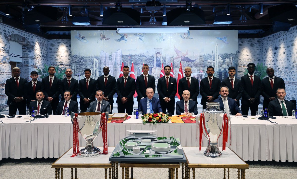 Akparti's tweet photo. Cumhurbaşkanımız Sayın Recep Tayyip Erdoğan, 2024-2025 Süper Lig şampiyonu olan Galatasaray Spor Kulübü’nün yönetici, teknik heyet ve sporcularını kabul etti. https://t.co/meK1W1697t