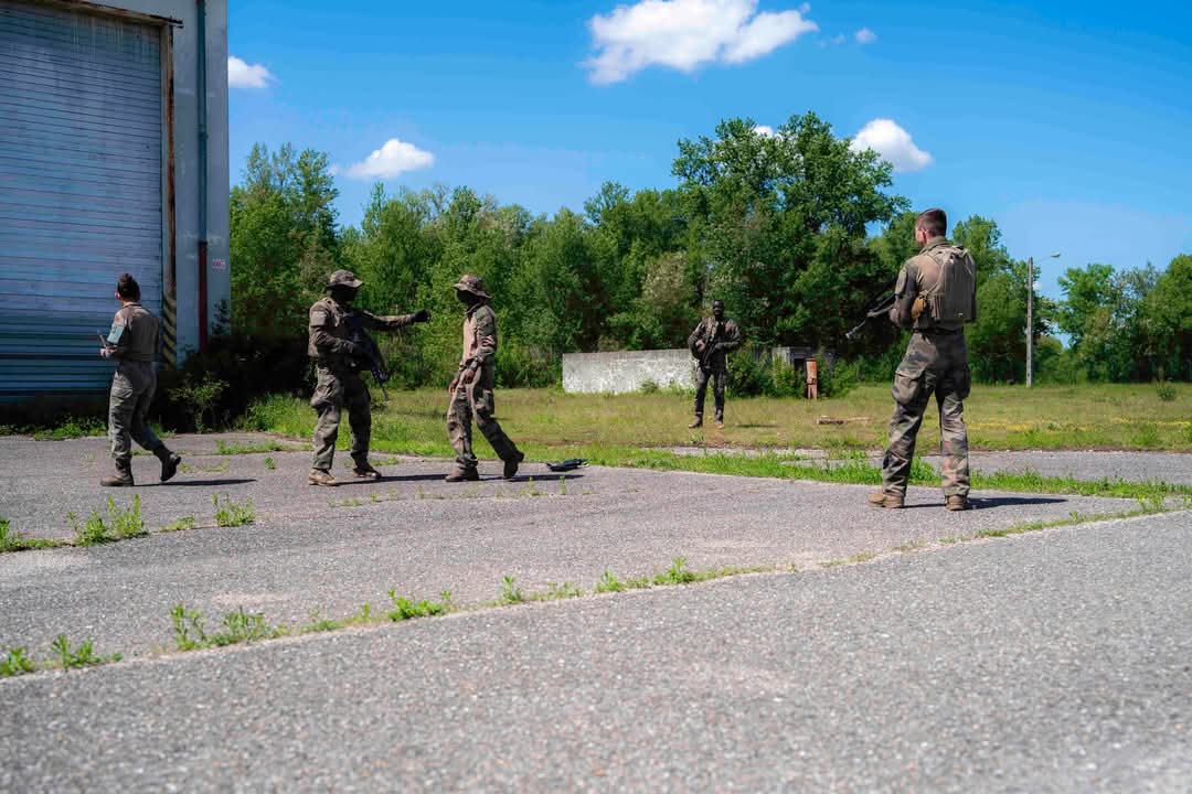 RegimentMedical's tweet image. Préparation avant projection.
En pleine phase de préparation opérationnelle, la 2ᵉ compagnie du régiment médical s'entraîne intensément pour être prête à répondre aux exigences de ses futures missions.
📸 CC1 Guillaume