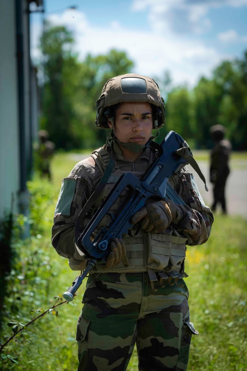RegimentMedical's tweet image. Préparation avant projection.
En pleine phase de préparation opérationnelle, la 2ᵉ compagnie du régiment médical s'entraîne intensément pour être prête à répondre aux exigences de ses futures missions.
📸 CC1 Guillaume