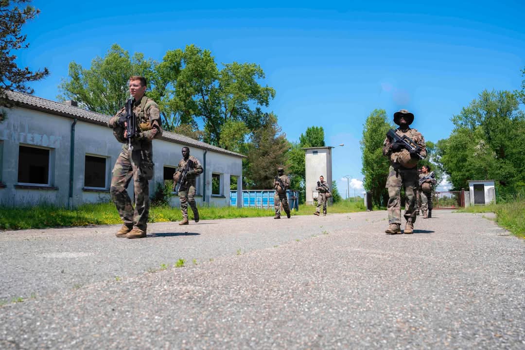 RegimentMedical's tweet image. Préparation avant projection.
En pleine phase de préparation opérationnelle, la 2ᵉ compagnie du régiment médical s'entraîne intensément pour être prête à répondre aux exigences de ses futures missions.
📸 CC1 Guillaume