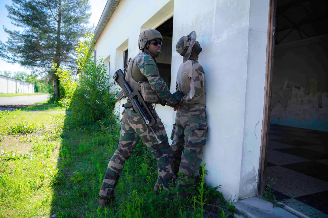 RegimentMedical's tweet image. Préparation avant projection.
En pleine phase de préparation opérationnelle, la 2ᵉ compagnie du régiment médical s'entraîne intensément pour être prête à répondre aux exigences de ses futures missions.
📸 CC1 Guillaume
