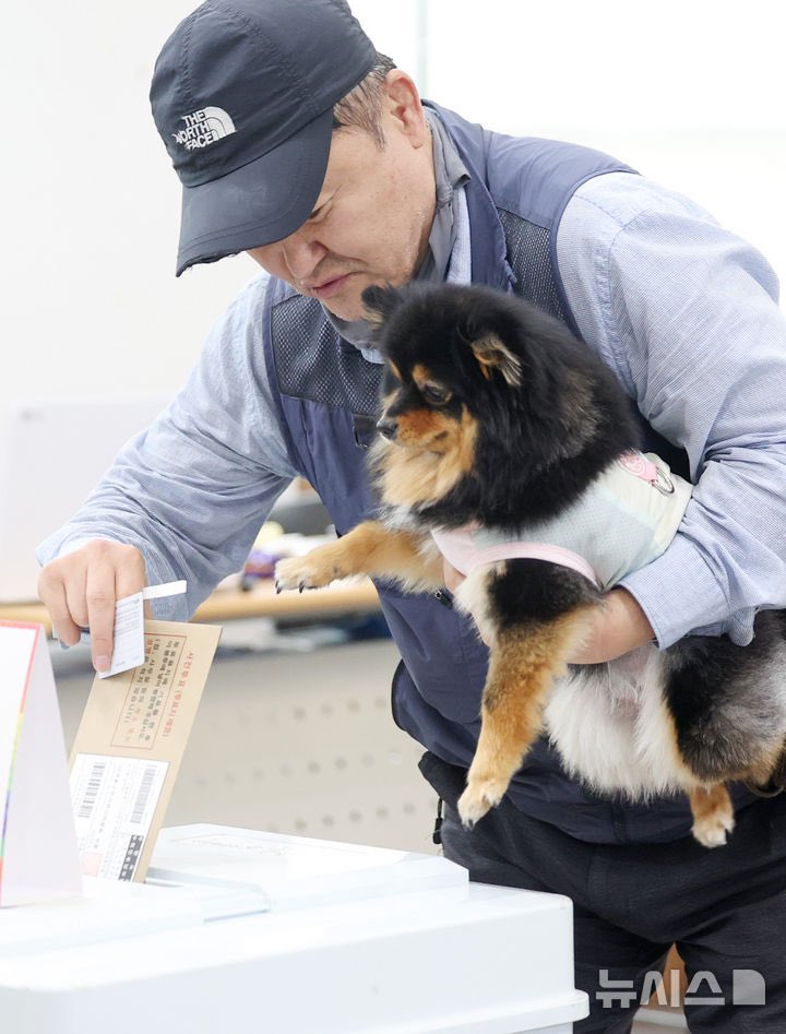 一票投じるワンちゃんいて可愛すぎる（大人しく抱っこされてれば入場OK）
n.news.naver.com/article/003/00…