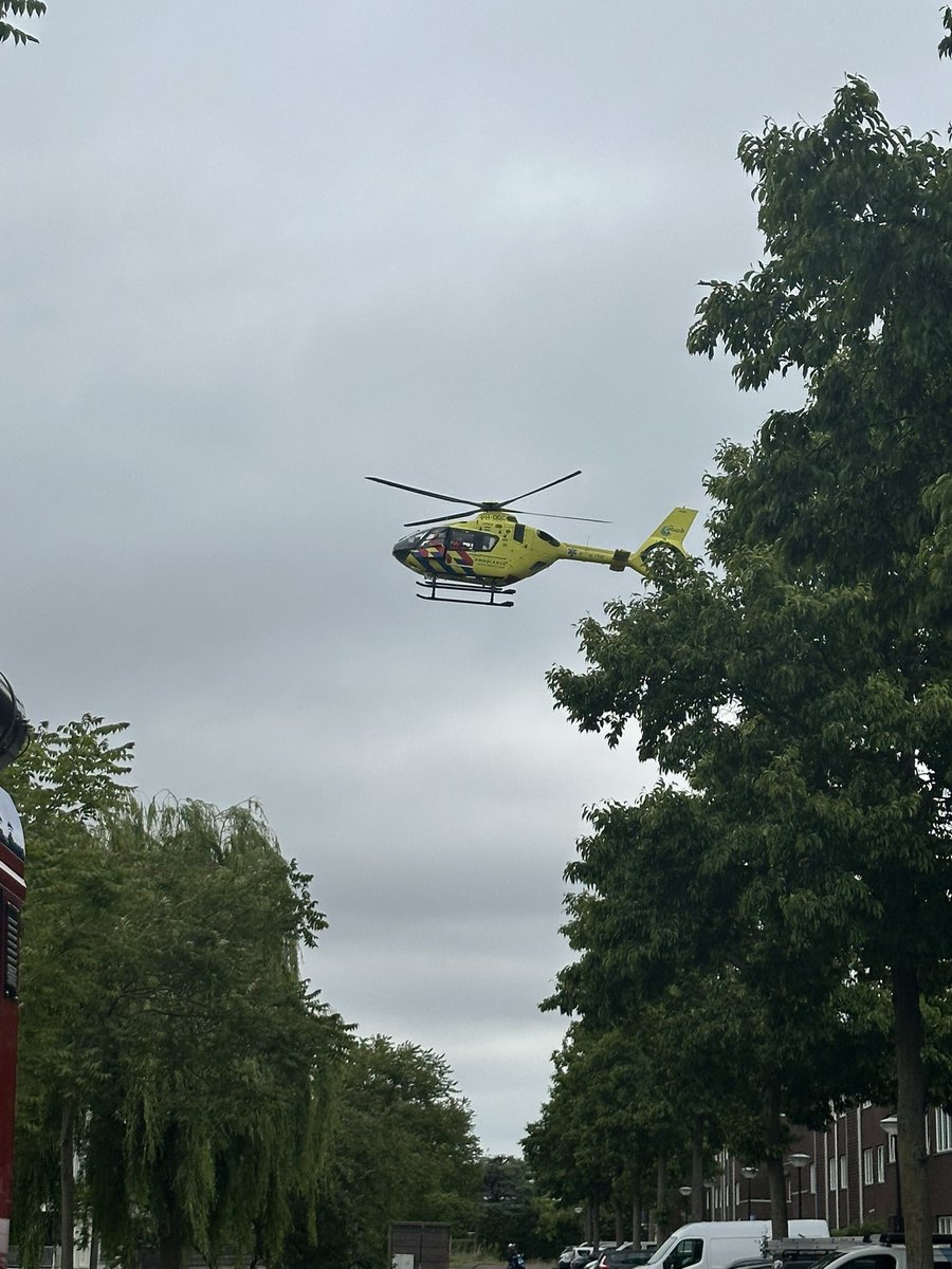 Het gaat niet zo goed met een buur van mij. Vanwege eerdere incidenten in de buurt slaat iedereen nu direct alarm via de WhatsApp-groepen. Daardoor zijn er heel veel mensen op de been aan de #NewYorkSingel.