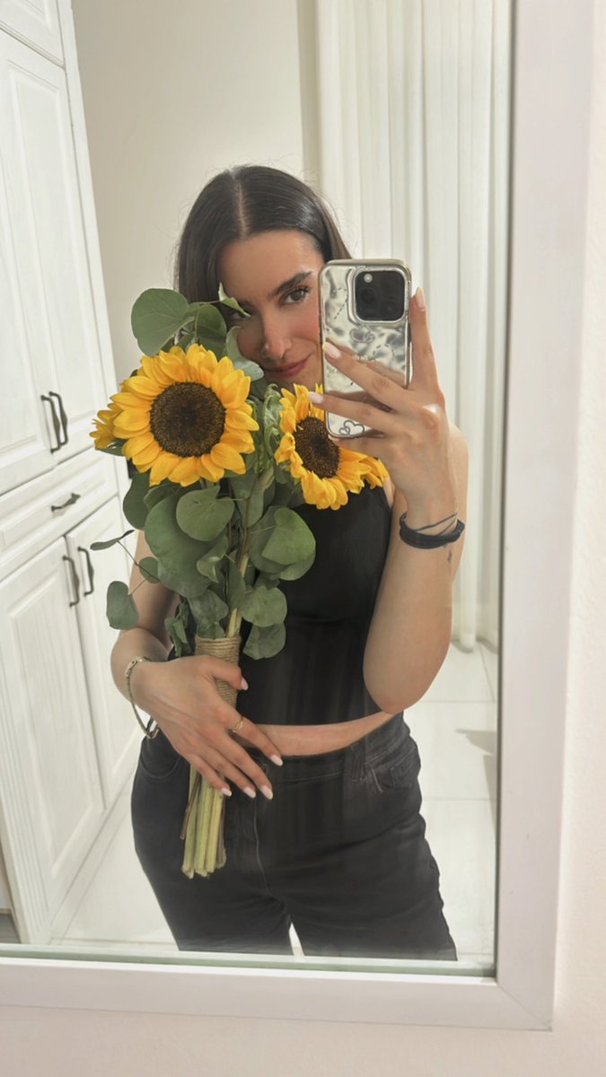 saagharsaber's tweet photo. Just because it goes with my nails🌻 https://t.co/3yiMvEyPKL