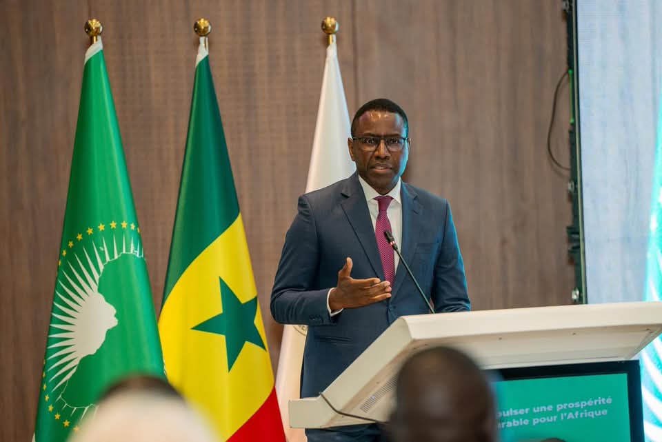 Je félicite le nouveau Président de la BAD, notre voisin mauritanien @sidiouldtah.
Notre compatriote <a href="/AmadouHott/">Amadou Hott</a> n'a pas démérité.
Il faudra tirer les leçons diplomatiques de cette élection pour l'avenir.
Co-construisons le développement de l'#Afrique, car
#DemainCestMaintenant !