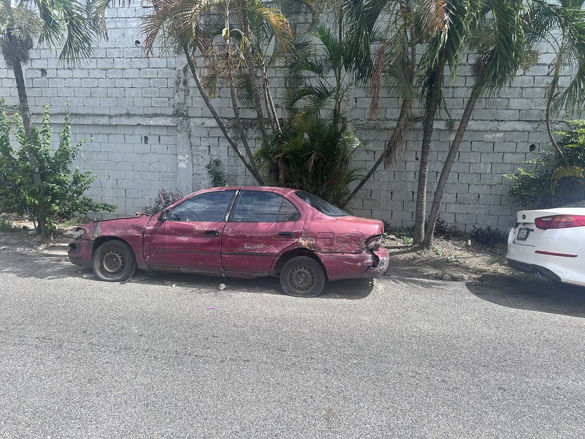 dalvin08's tweet photo. @Pachecoalfredoo tu sector te necesita @mananerord @bolivarvalera ayúdanos con esta denuncia. #Alcaldesa @CarolinaMejiaG  vehículo abandonado fuente para delincuentes aprovechen de los residentes, mayoría adultos mayores #DistritoNacional Proyecto Popular, Las Flores Cristo Rey. https://t.co/8GO7FpENJD