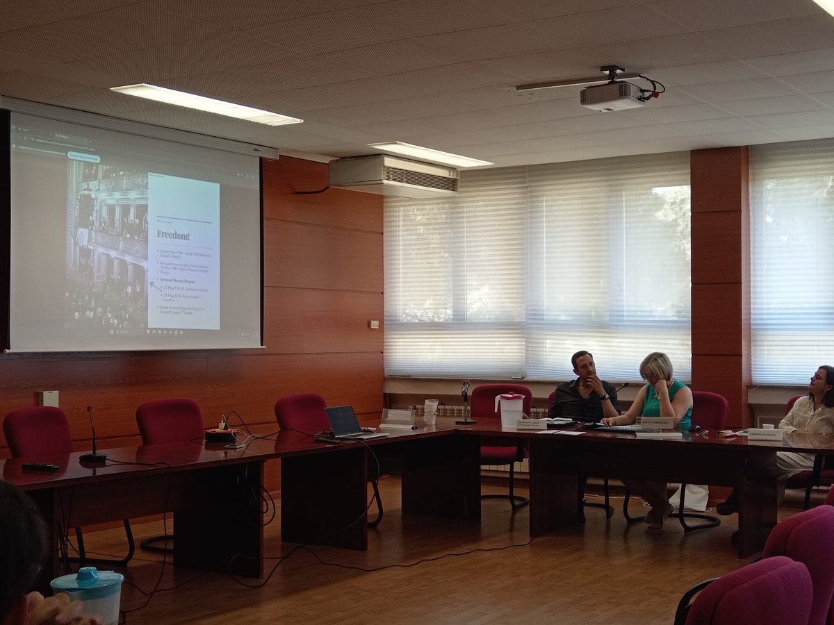 👉 Recepción Clásica y Dictaduras Europeas.

Alena Sarkissian habla a continuación de

“Adaptations of Aristophanes in the liminal years 1945–47 before communist coup”.