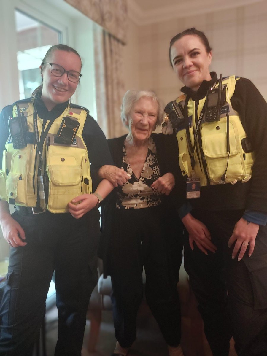 Rural's PCSOs attended a care home in Knowle today, to visit our number 1 fan, 90 year old Susan! Susan's carers reached out to us as she loves watching Police programmes on TV! What an absolute pleasure it was to meet you and your daughter today. Keep smiling Susan ❤️
