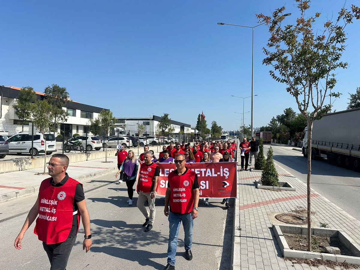 BirlesikMetal's tweet photo. İzmir Şubemizden yöneticilerimiz ve temsilcilerimizle Petrol-İş'in İzmir'de devam eden #DYOBoya ve #TPIKompozit grevlerine dayanışma ziyaretinde bulunduk.
Grevdeki sınıf kardeşlerimize bu onurlu mücadelede yalnız olmadıklarının, birlikte kazanacağımızın mesajını vererek tüm üyelerimizin selamını ilettik.
Yaşasın işçilerin birliği!
#YaşasınSınıfDayanışması
