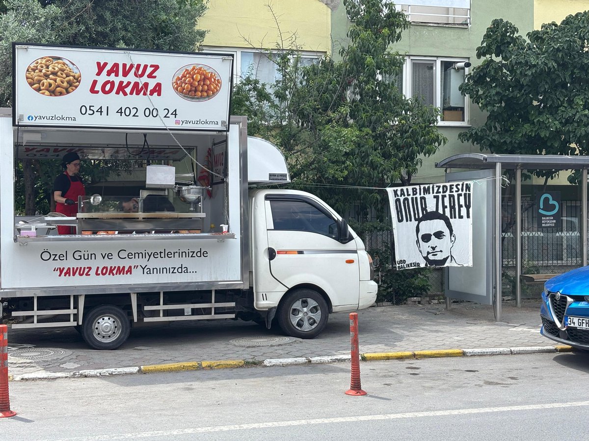 unitimsahbalkes's tweet photo. Derneğimizin kurucu üyelerinden, derneğimizin ve tribünlerimizin unutulmaz isimlerinden Onur Zerey için aramızdan ayrılışının 3. yılında lokma hayrı gerçekleştirdik. 
Mekanı cennet olsun. https://t.co/kasTpxNYHc
