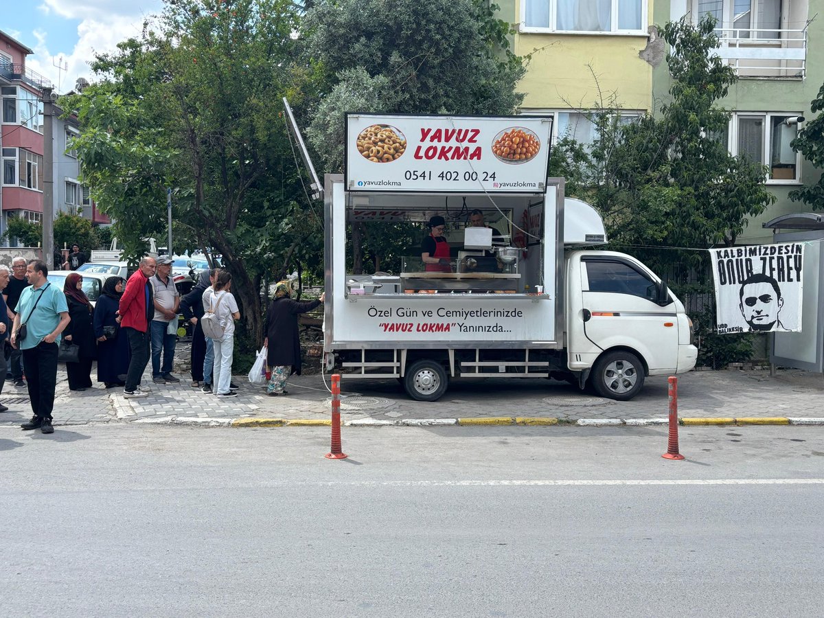 Derneğimizin kurucu üyelerinden, derneğimizin ve tribünlerimizin unutulmaz isimlerinden Onur Zerey için aramızdan ayrılışının 3. yılında lokma hayrı gerçekleştirdik. 
Mekanı cennet olsun.