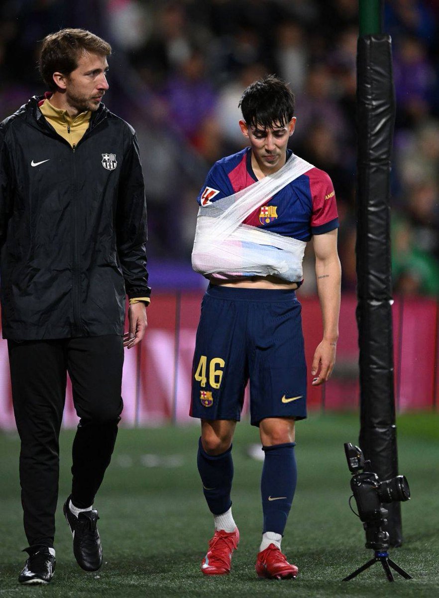FootEspagnolOrg's tweet photo. Dani Rodríguez, déçu de rater la pré-saison avec l'équipe première à cause d'une blessure. Mais pas de panique ! Flick l'a rassuré : il compte toujours sur lui. Courage Dani ! 💪 #FCBMasia #DaniRodriguez https://t.co/AxEobb1A4X