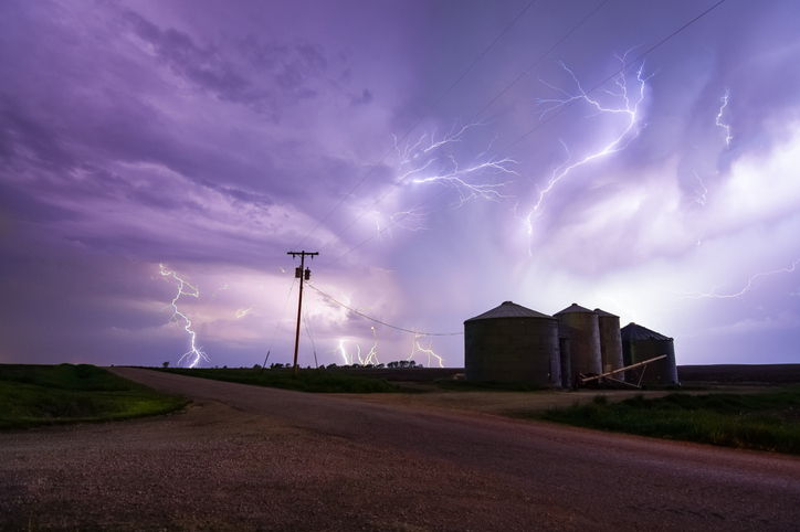 Identify safe practices for your team during severe thunderstorms, tornadoes, and when driving in high winds. zurl.co/iO9BK