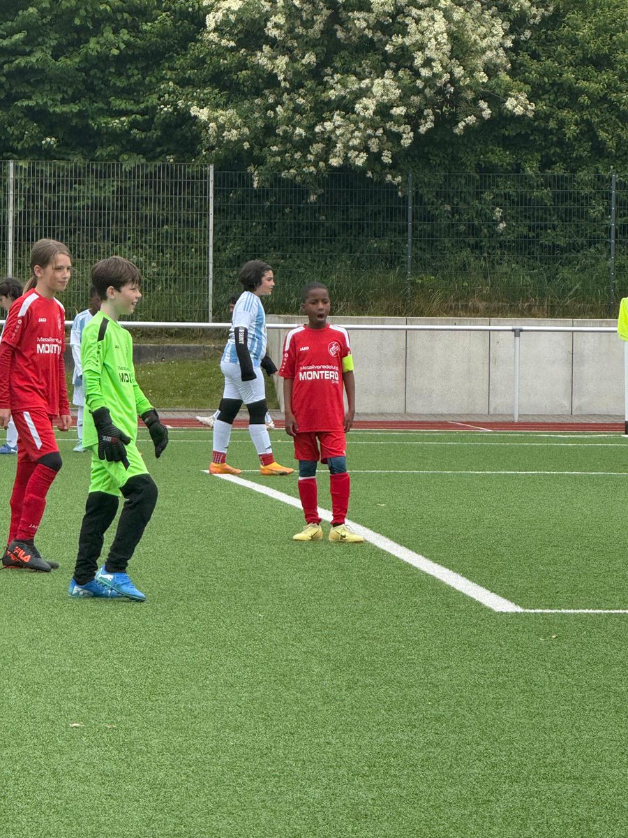 WareezKay's tweet photo. Summer Tournament – E-Youth (Under-11s)

Date: Thursday, 29 May 2025
Time: from 2:00 PM – 7:40 PM
Venue: Sports field Grundstr., Grundstr. 62, 42389 Wuppertal
Organizer: Hellas Wuppertal

Leading the team our for today. God be with us. SC Velbert. 🔴🇩🇪

https://t.co/FHP6ZICUhj https://t.co/dEkYnJAwOA