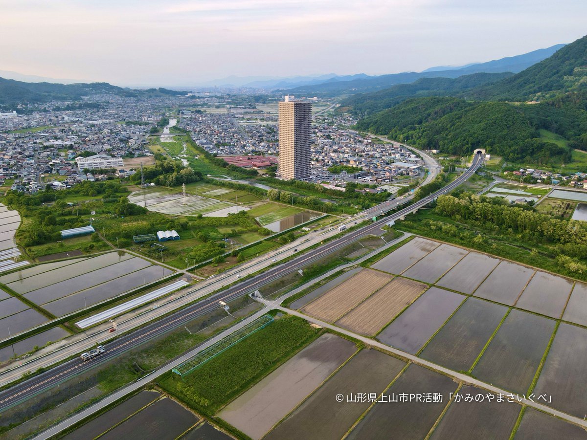かみのやまにはタワーマンションがあります。