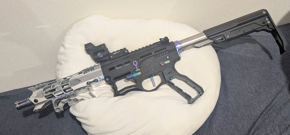 marumo9323's tweet image. シルエットを見たかったから仮組み‼️
黒もチタン狂のBADみたいで悪くないと思ったけど、ハンドガードやっちゃったから引き返せないのよね…
てことで元に戻して、お色直しに備えときます✨️
#PTW 
#F1firearms