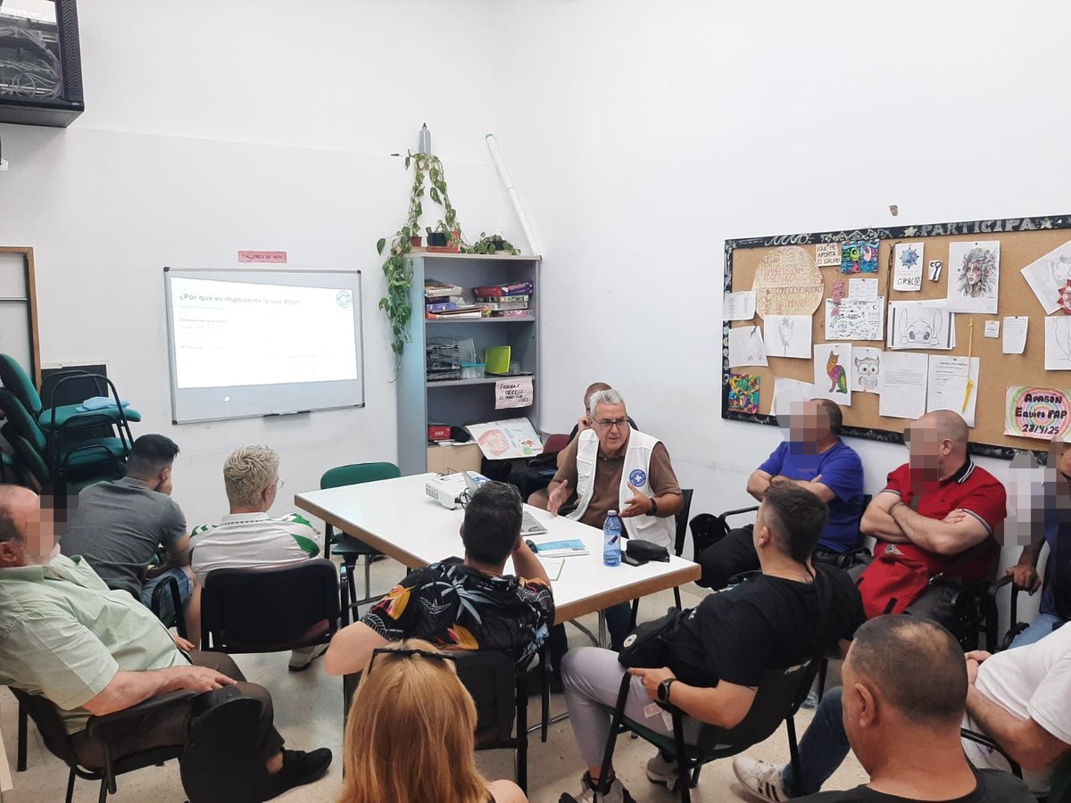 Hoy Guillermo, médico de familia y voluntario de Médicos del Mundo, ha impartido una taller sobre buenos hábitos de sueño en el Centro de Día Juan XXIII. Descansar bien es uno de los pilares de los hábitos de vida saludable: <a href="/Ayto_Sevilla/">Ayuntamiento de Sevilla</a>