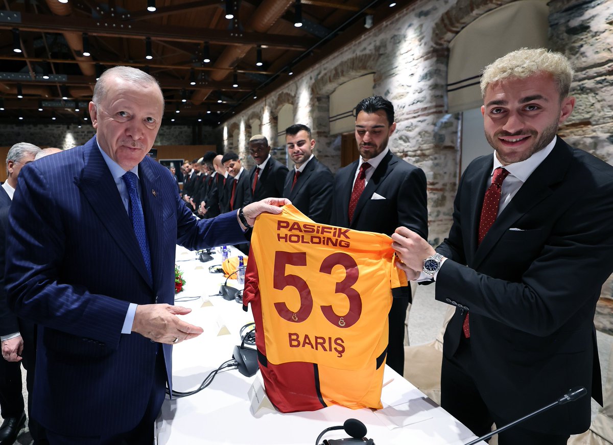 forzacimbom's tweet photo. Şampiyon Galatasaray, Cumhurbaşkanı Erdoğan'a ziyaret gerçekleştirdi. https://t.co/1YiPRKNA9T