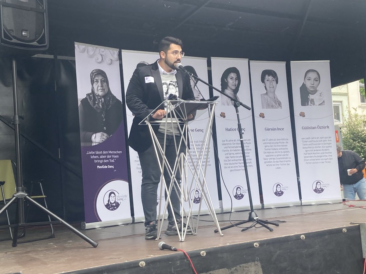 Sylvia Löhrmann (@sylvialoehrmann) on Twitter photo Cihat Genç begrüßt mit eindringlichem Worten für die Familie Genç die Gedenkversammlung und erinnert an den rassistischen Brandanschlag in <a href="/Klingenstadt/">Klingenstadt Solingen</a> #Solingen von 32 Jahren. Gedenken und Gestalten ist der Auftrag. <a href="/landnrw/">Staatskanzlei NRW</a> Cihat Genç begrüßt mit eindringlichem Worten für die Familie Genç die Gedenkversammlung und erinnert an den rassistischen Brandanschlag in <a href="/Klingenstadt/">Klingenstadt Solingen</a> #Solingen von 32 Jahren. Gedenken und Gestalten ist der Auftrag. <a href="/landnrw/">Staatskanzlei NRW</a>