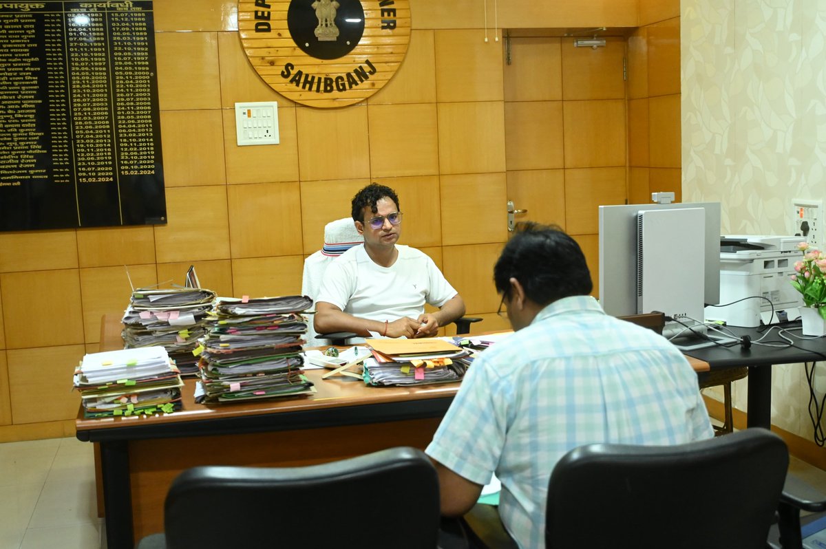 गोपनीय कार्यालय में सामाजिक सुरक्षा कोषांग की सभी पेंशन योजनाओं की विस्तारपूर्वक समीक्षा की गई। बैठक में पेंशनधारियों को समय पर, नियमित रूप से प्रत्येक माह निश्चित तिथि पर भुगतान सुनिश्चित करने के कड़े निर्देश दिए गए।