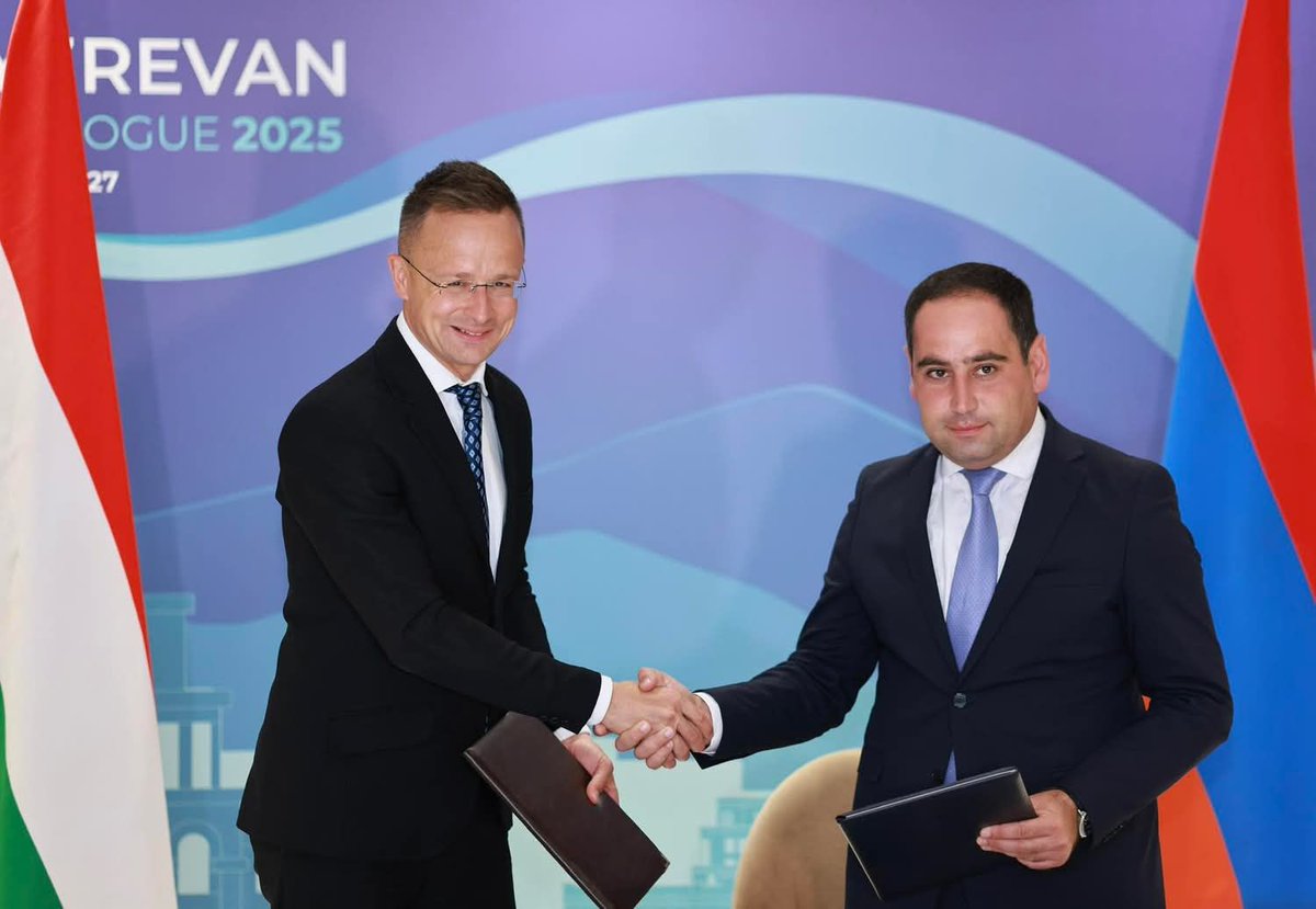 🇦🇲🤝🇭🇺Armenia and Hungary signed a Memorandum of Understanding on cooperation in the field of green energy transition during the 2025 “Yerevan Dialogue” forum. Signed by Ministers #DavitKhudatyan and #PéterSzijjártó. #GreenEnergy #Armenia #Hungary #YerevanDialogue