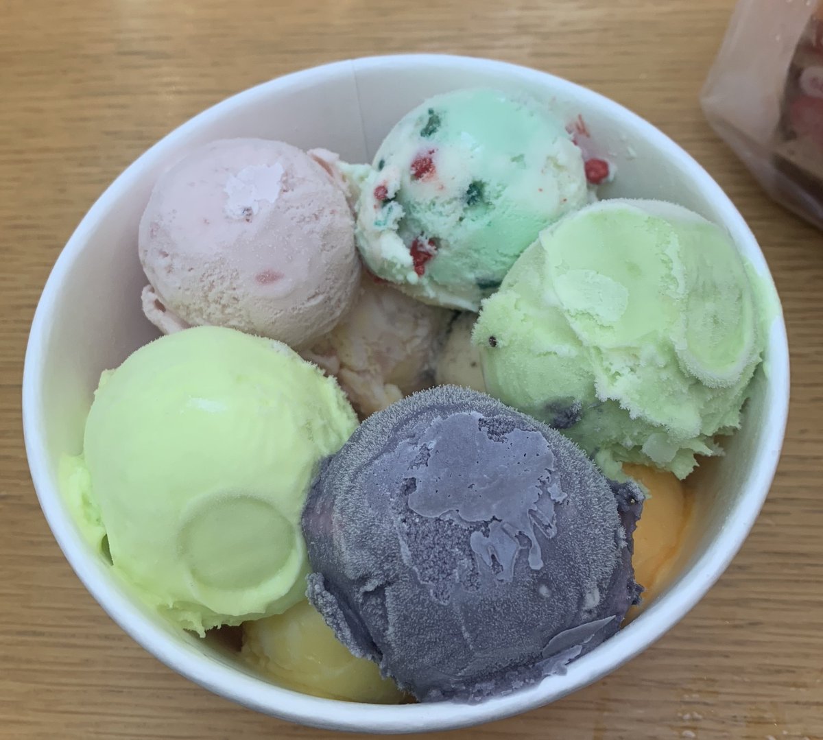 バスキンロビンスのよくばりフェス買ってきたよ！
めっちゃ並んでたけど自分は事前予約したからすぐ受け取れました。
キウイ杏仁美味しかった！
下半分は明日食べよ〜。

 #ぱせりあのね
