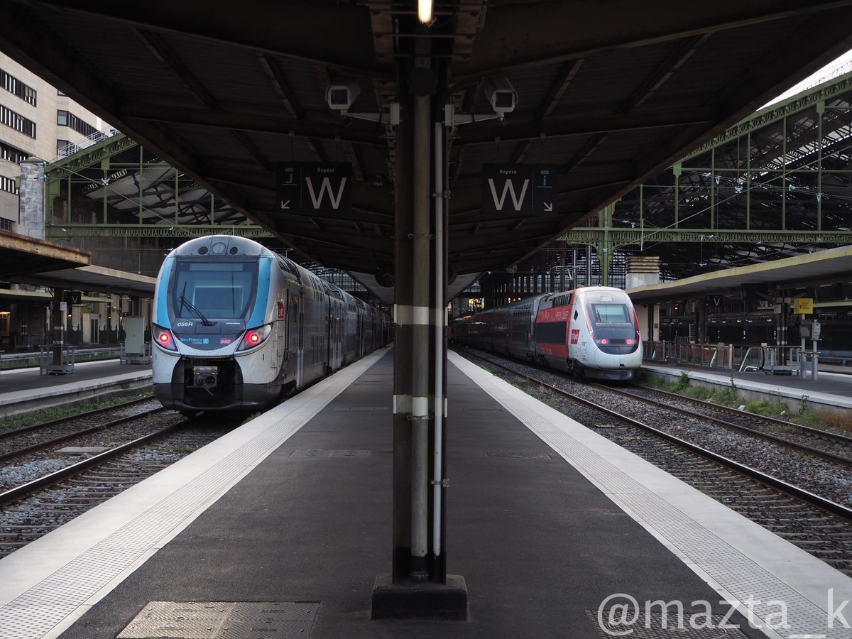mazta__k's tweet photo. ぐるっとパリ市内を観光した後、またGare de Lyonに戻ってきました。改札機やフェンスがあるので、日中は車両写真は撮りづらいです。
プラットホームの端にいけるチャンスはあまりないので、明るいうちに観察しました。
端に行ったら、複雑なポイント群を撮りたくなるのは、鉄オタの性でしょうか。 https://t.co/n3f6AMw9HD
