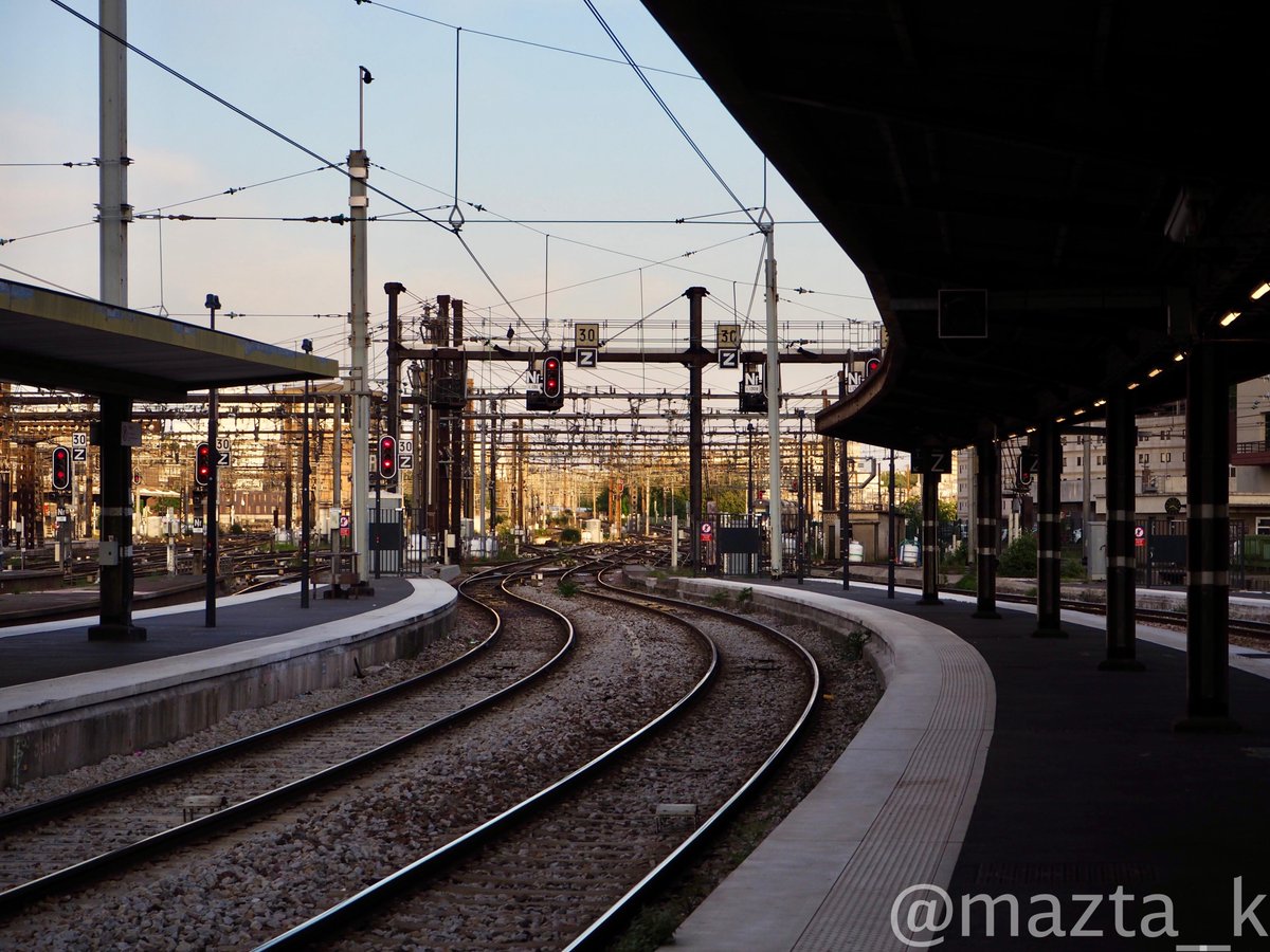 mazta__k's tweet photo. ぐるっとパリ市内を観光した後、またGare de Lyonに戻ってきました。改札機やフェンスがあるので、日中は車両写真は撮りづらいです。
プラットホームの端にいけるチャンスはあまりないので、明るいうちに観察しました。
端に行ったら、複雑なポイント群を撮りたくなるのは、鉄オタの性でしょうか。 https://t.co/n3f6AMw9HD